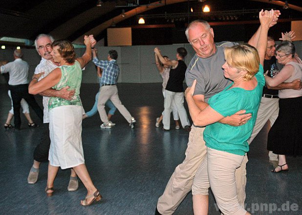 Zeit zu zweit und gemeinsam Neues zu lernen – darüber freuen sich viele Paare beim Tanzkurs der TSG Ruhstorf. − Fotos: Wenzel